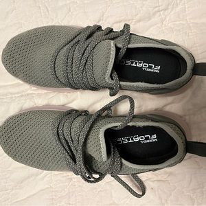 Merrell women’s cloud knit sneaker new in box. Size 8.5